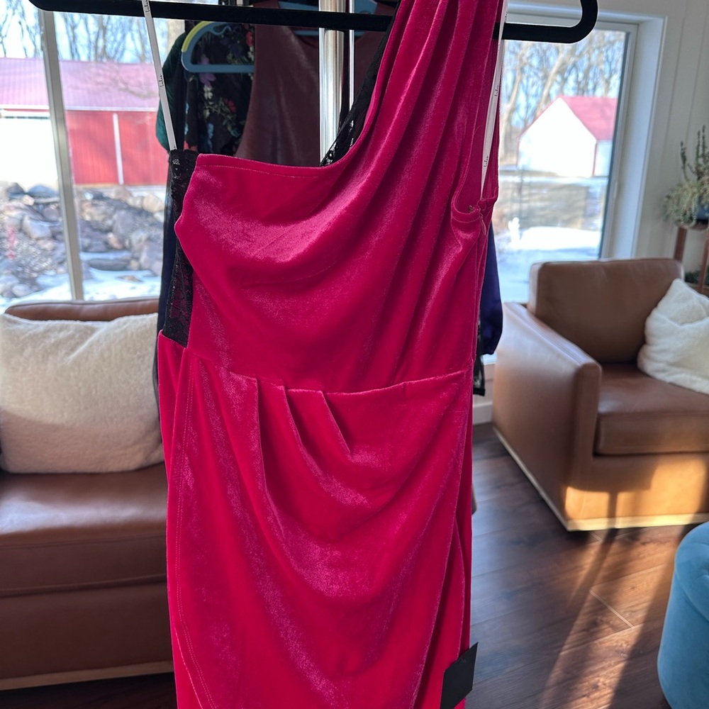 NWT. Lulu's All The Lux velvet lace Fuchsia One-Shoulder Dress. Small.